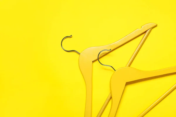 Stijlvolle Kleding Hangers Kleur Achtergrond — Stockfoto