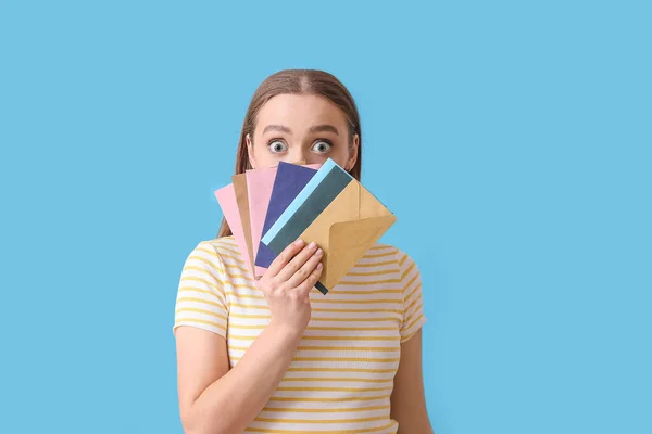Geschokt Jonge Vrouw Met Letters Kleur Achtergrond — Stockfoto