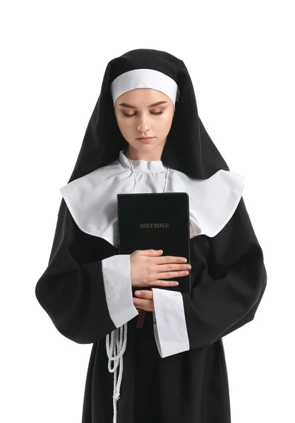 Giovane Religiosa Con Bibbia Sfondo Bianco — Foto Stock