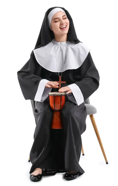 Junge Nonne Mit Trommel Auf Weißem Hintergrund — Stockfoto