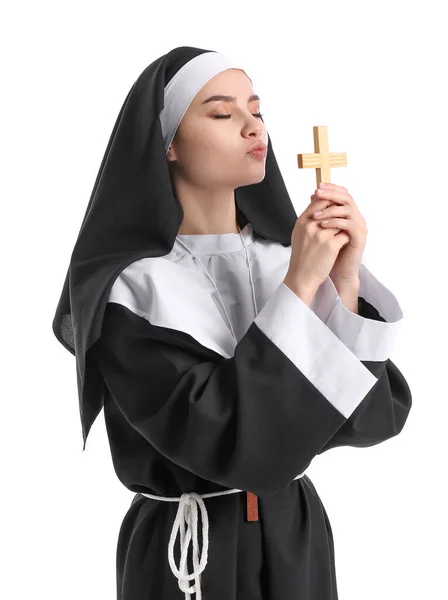 Монахиня Крестом Белом Фоне — стоковое фото