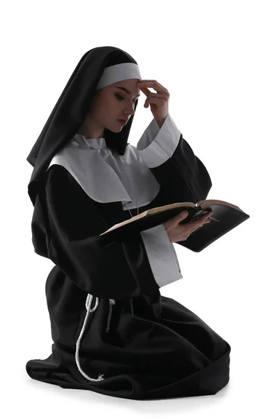 Joven Monja Religiosa Con Biblia Sobre Fondo Blanco — Foto de Stock