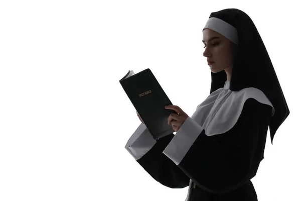 Giovane Religiosa Con Bibbia Sfondo Bianco — Foto Stock