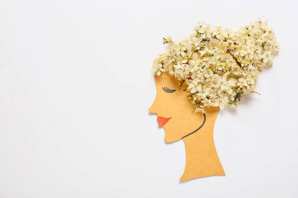 薄い背景に美しい果樹の花を持つ紙の女性の姿 — ストック写真