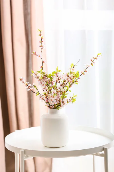 Váza Krásnými Kvetoucími Větvemi Stole Pokoji — Stock fotografie