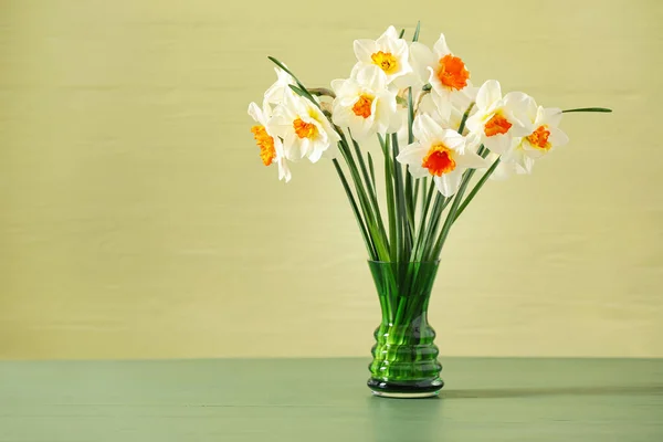 Vaso Com Belos Narcisos Sobre Fundo Madeira Cor — Fotografia de Stock