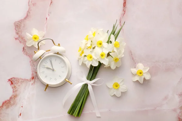 Composición Con Hermosas Flores Narcisas Reloj Despertador Sobre Fondo Color — Foto de Stock