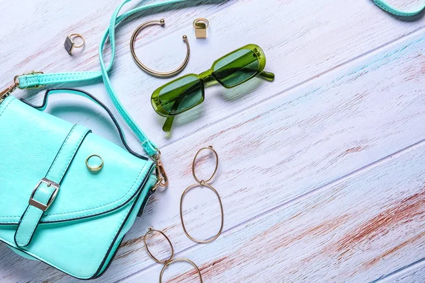 Elegantes Accesorios Femeninos Sobre Fondo Madera Blanco —  Fotos de Stock