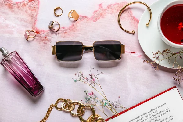 Eleganti Accessori Femminili Con Libro Tazza Sfondo Colori — Foto Stock