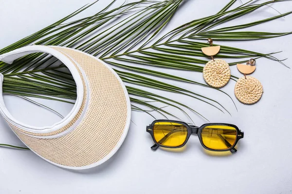 Elegantes Accesorios Femeninos Sobre Fondo Blanco —  Fotos de Stock