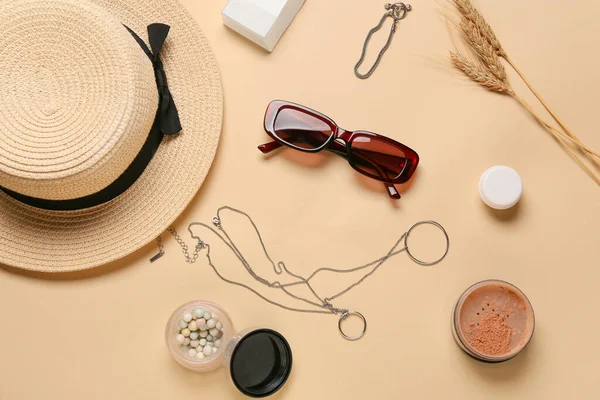 Elegantes Accesorios Femeninos Sobre Fondo Color —  Fotos de Stock