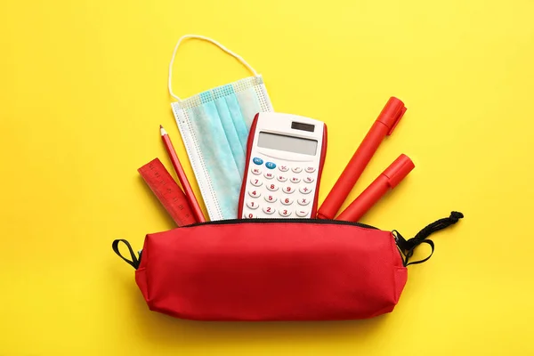 Caja Lápiz Con Papelería Sobre Fondo Color —  Fotos de Stock