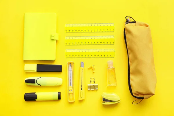 Caja Lápiz Con Papelería Sobre Fondo Color — Foto de Stock