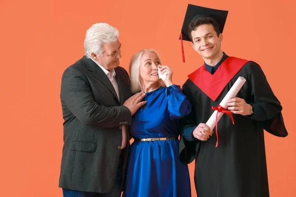 Glücklicher Männlicher Abschlussschüler Mit Seinen Eltern Auf Farbigem Hintergrund — Stockfoto