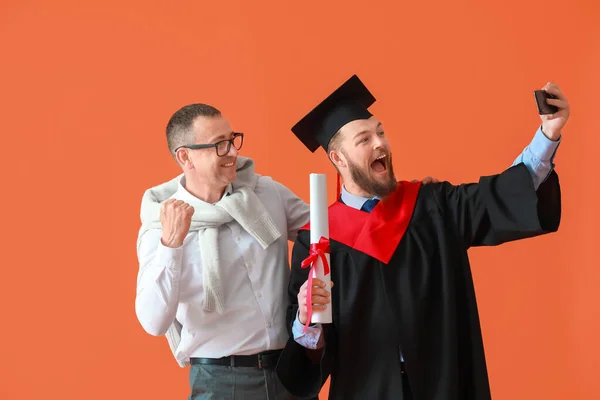 Glad Manlig Student Med Sin Far Tar Selfie Färg Bakgrund — Stockfoto