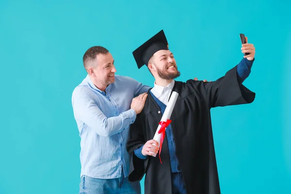 Szczęśliwy Mężczyzna Absolwent Student Jego Ojciec Robi Selfie Tle Koloru — Zdjęcie stockowe
