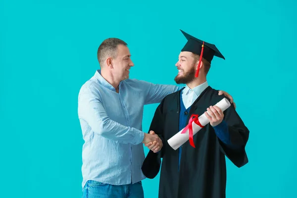 Ευτυχισμένος Μαθητής Αποφοίτησης Τον Πατέρα Του Έγχρωμο Φόντο — Φωτογραφία Αρχείου
