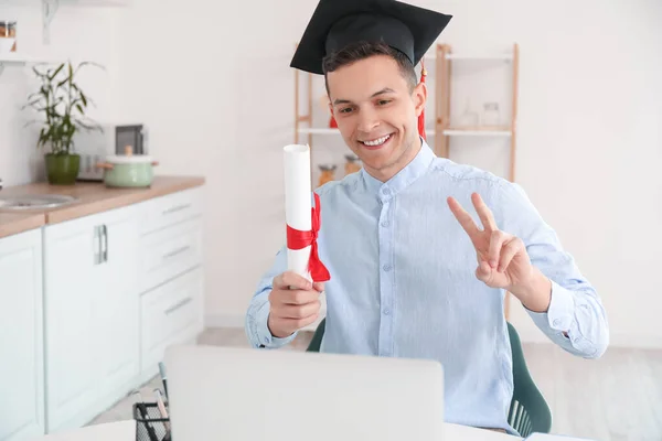 Estudante Sexo Masculino Feliz Seu Dia Formatura Casa Conceito Educação — Fotografia de Stock