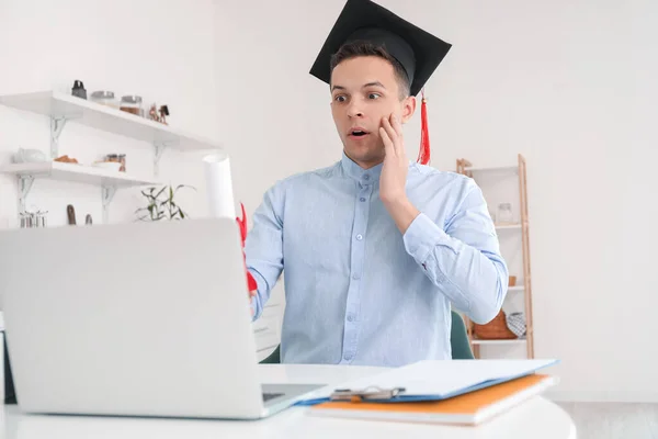 Sorprendido Estudiante Masculino Día Graduación Casa Concepto Educación Línea — Foto de Stock