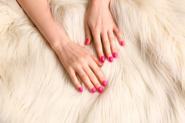 Woman Beautiful Manicure Fur Background — Stock Photo, Image