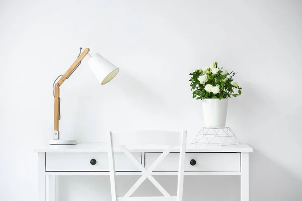 Moderno Lugar Trabajo Con Rosas Maceta Lámpara Cerca Pared Luz — Foto de Stock