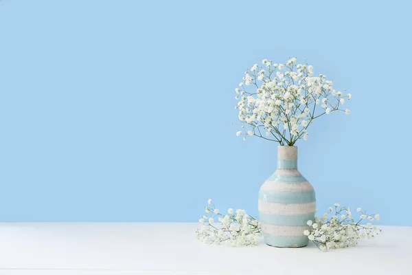 Βάζο Όμορφα Λουλούδια Γυψόφυλλες Στο Τραπέζι Κοντά Στον Τοίχο Χρώμα — Φωτογραφία Αρχείου