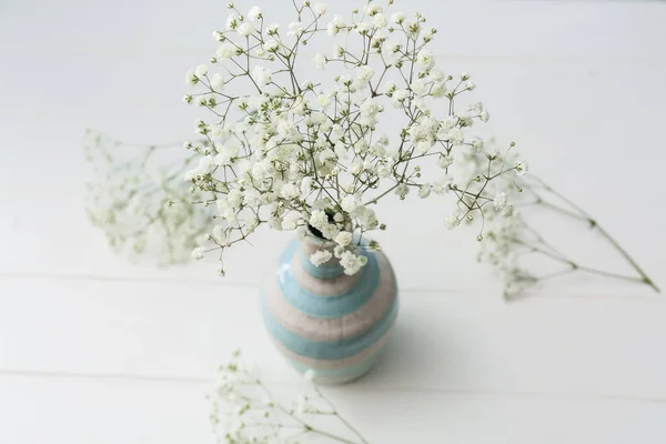 Vase Avec Belles Fleurs Gypsophile Sur Fond Bois Clair — Photo