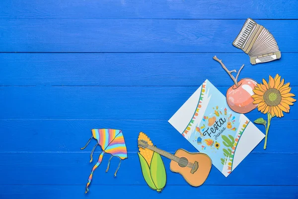 色木の背景にフェスタ十二菜 6月祭 のグリーティングカードと装飾 — ストック写真