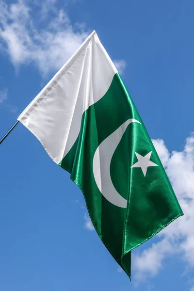 Pákistánská Vlajka Venku Proti Modré Obloze — Stock fotografie