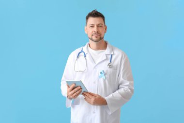 Mavi kurdeleli onkolojist ve renkli tablet bilgisayarlı. Prostat kanseri farkındalığı