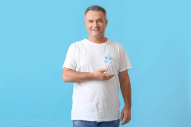 Renkli mavi kurdeleli olgun bir adam. Prostat kanseri farkındalığı