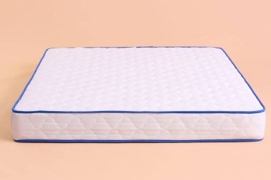 Renk arkaplan üzerine modern ortopedik yatak