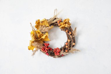 Beyaz duvarda asılı güzel sonbahar çelengi