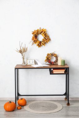 Odanın içinde sonbahar dekoru olan masa.