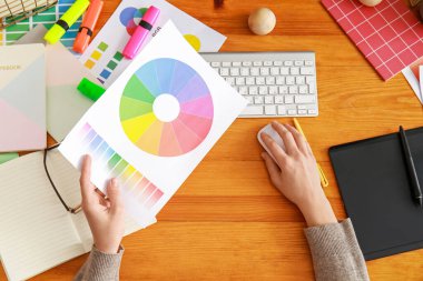 Ofiste çalışan bayan tasarımcı, üst görünüm