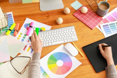 Ofiste çalışan bayan tasarımcı, üst görünüm