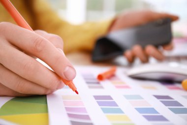 Ofiste çalışan kadın tasarımcı, yakın plan.