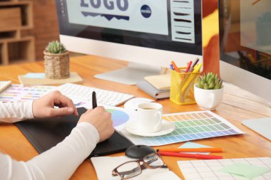 Ofiste çalışan kadın tasarımcı