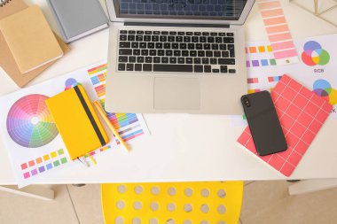 Grafik tasarımcısının rahat çalışma yeri, üst görünüm