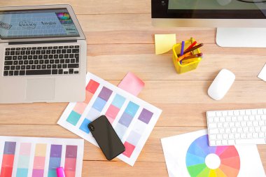 Grafik tasarımcısının rahat çalışma yeri, üst görünüm