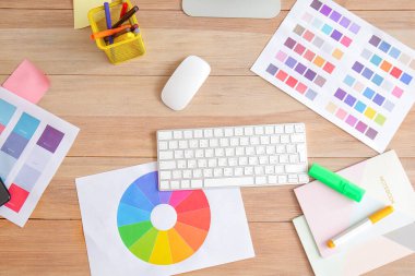 Grafik tasarımcısının rahat çalışma yeri, üst görünüm