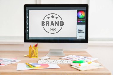 Ofiste grafik tasarımcısının rahat çalışma yeri