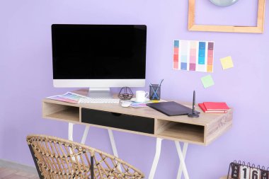 Ofiste grafik tasarımcısının rahat çalışma yeri