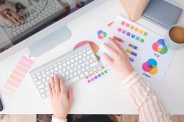 Ofiste çalışan bayan tasarımcı, üst görünüm