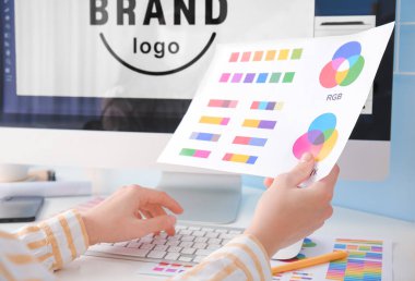 Ofiste çalışan kadın tasarımcı