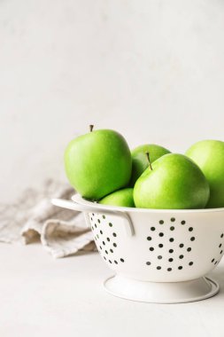 Masada taze yeşil elmalı Colander.