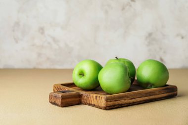Masada taze yeşil elmalar var.