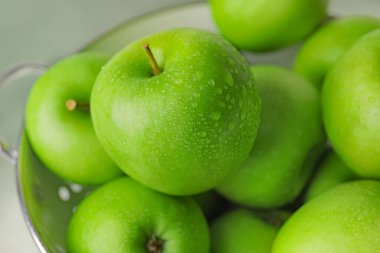 Taze elmalı Colander, yakın plan.