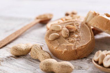 Fıstık ezmeli ekmek.