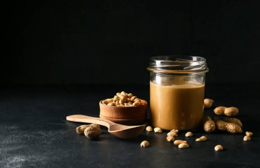 Koyu fındık ezmeli kavanoz.